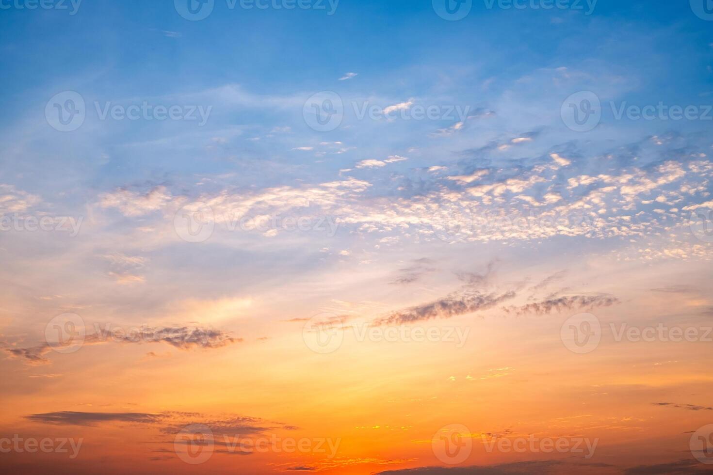 bellissimo , lusso morbido pendenza arancia oro nuvole e luce del sole su il blu cielo Perfetto per il sfondo, prendere nel eternità, crepuscolo, grande taglia, alto definizione paesaggio foto