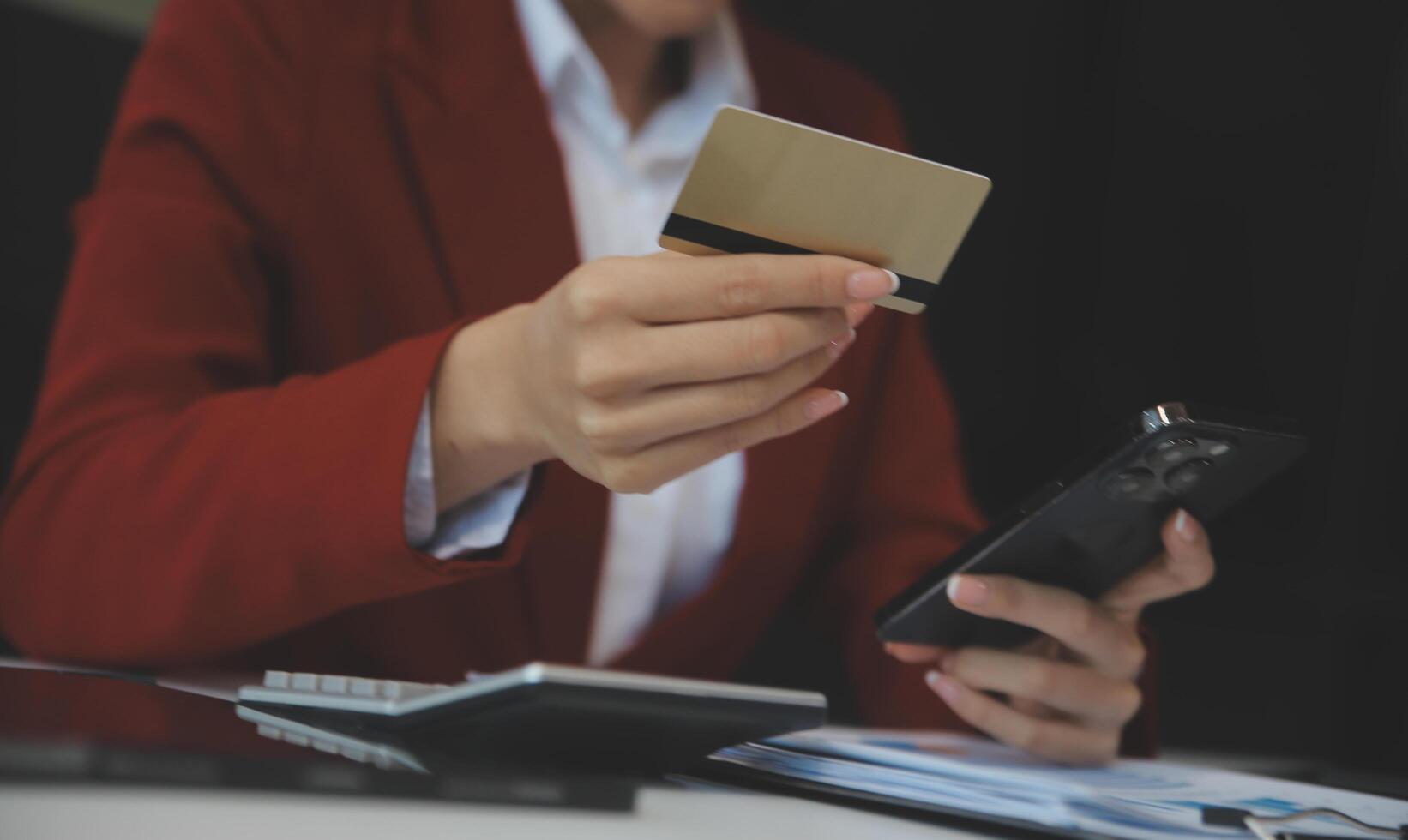 mano Tenere credito carta e utilizzando il computer portatile. donna d'affari o imprenditore Lavorando a partire dal casa. in linea acquisti, commercio elettronico, Internet bancario, la spesa i soldi, opera a partire dal casa concetto foto