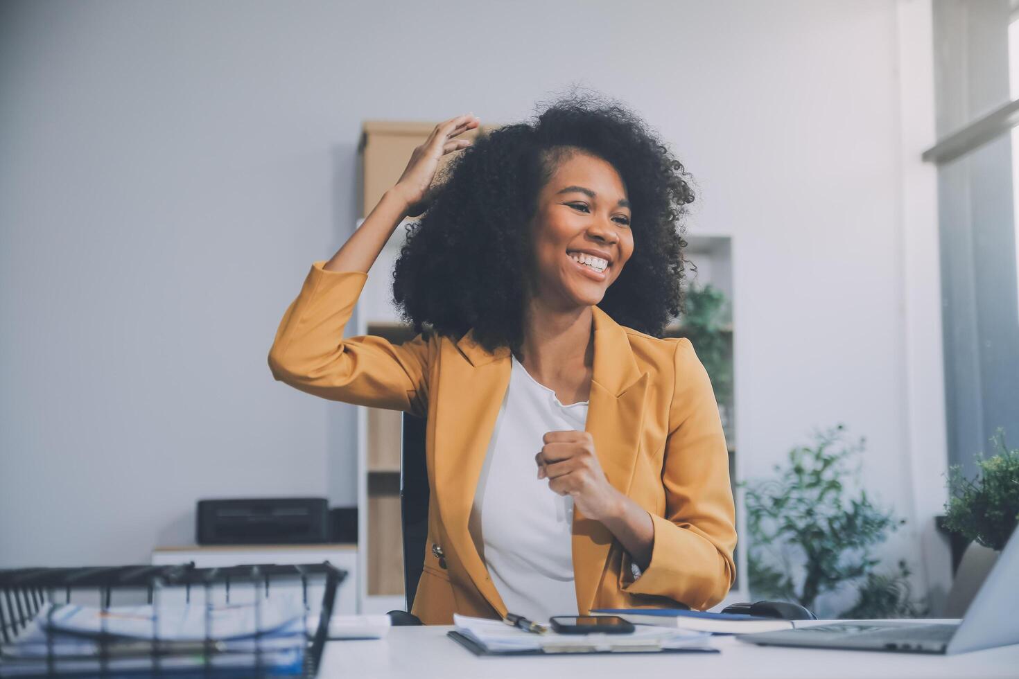 donna d'affari asiatica che utilizza un computer portatile e lavora in ufficio con il documento della calcolatrice sulla scrivania, facendo pianificazione analizzando il rapporto finanziario, investimento del business plan, concetto di analisi finanziaria. foto