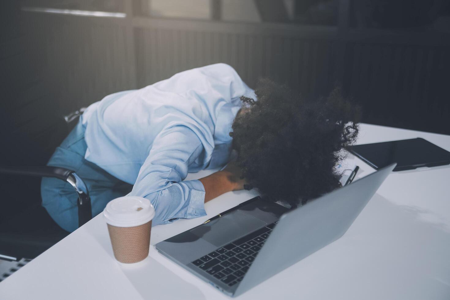 triste stanco giovane asiatico signora pensiero, dormire a computer portatile, sofferenza a partire dal superlavoro, fatica nel camera interno. Scadenza, i problemi nel studia, opera, attività commerciale, libero professionista a casa nuovo normale con Tech foto