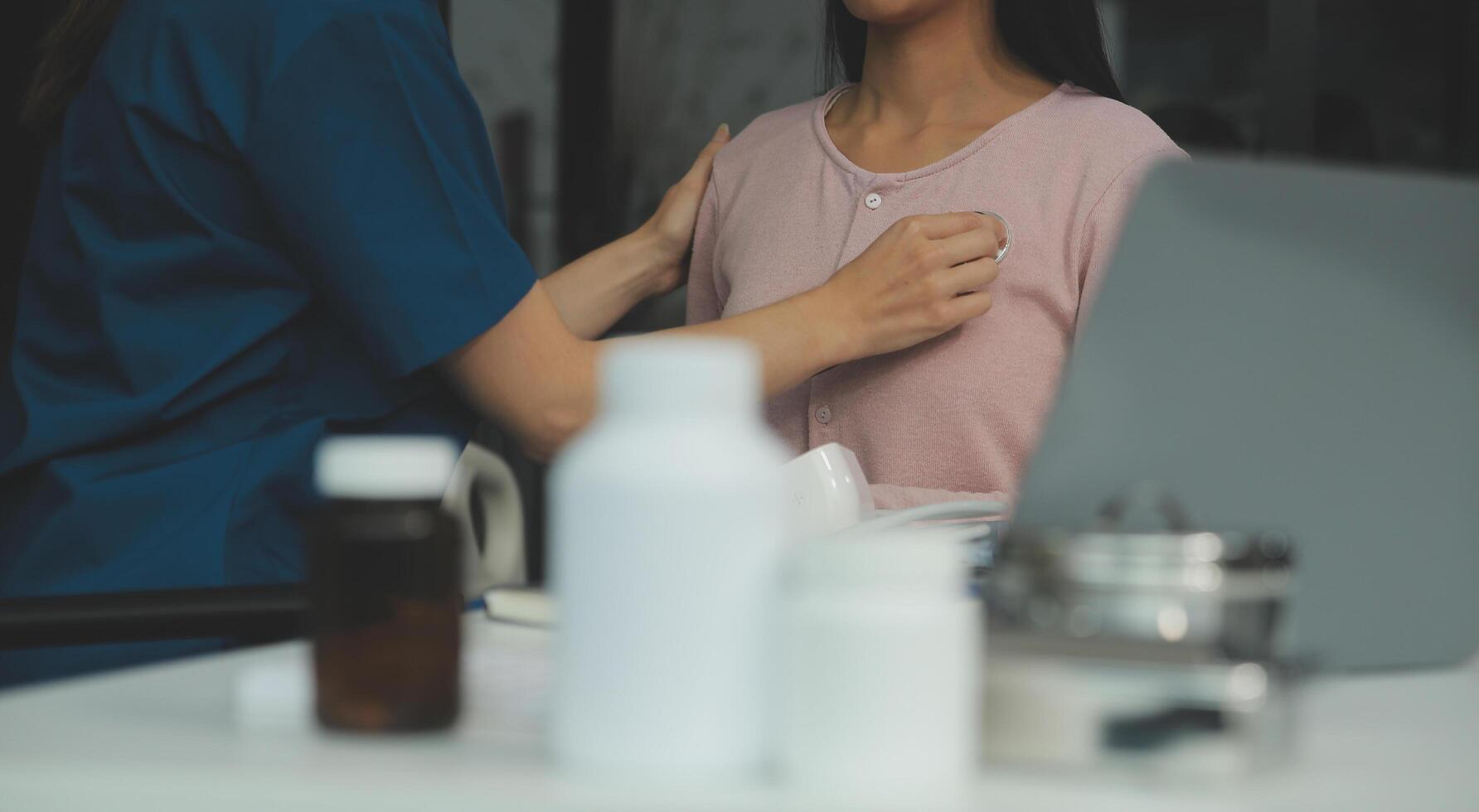 medico e paziente che discutono di qualcosa seduti al tavolo. concetto di medicina e assistenza sanitaria. medico e paziente foto