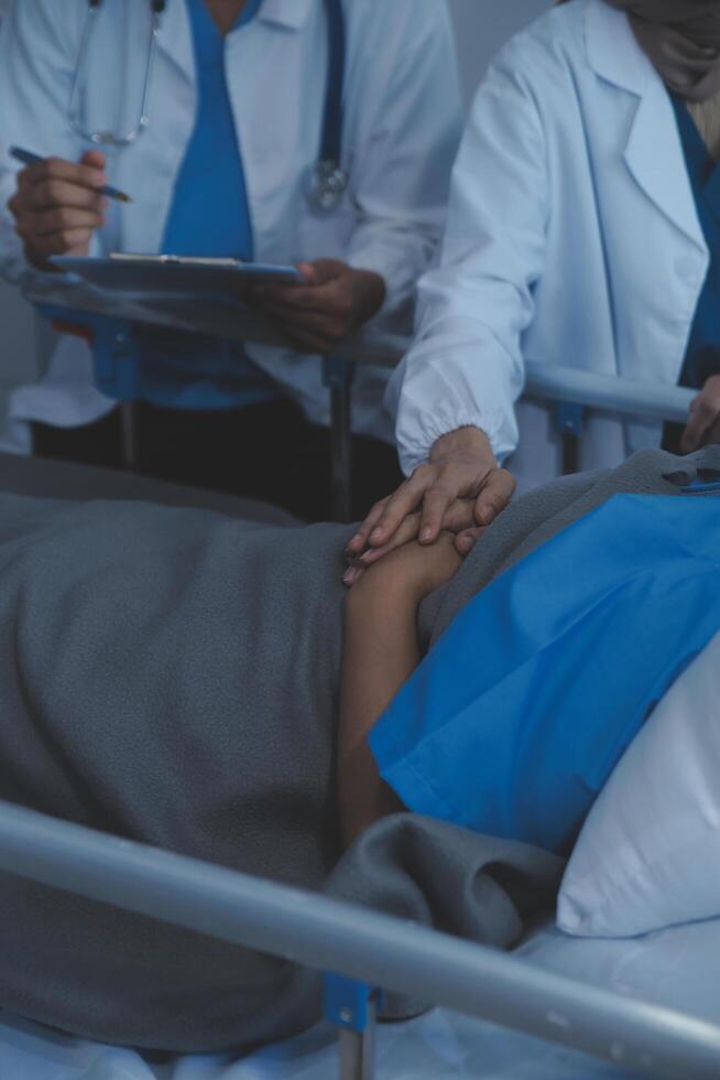 ritagliata tiro di un' femmina infermiera hold sua anziano del paziente mano. dando sostegno. medico porzione vecchio paziente con Alzheimer patologia. femmina badante Tenere mani di anziano uomo foto