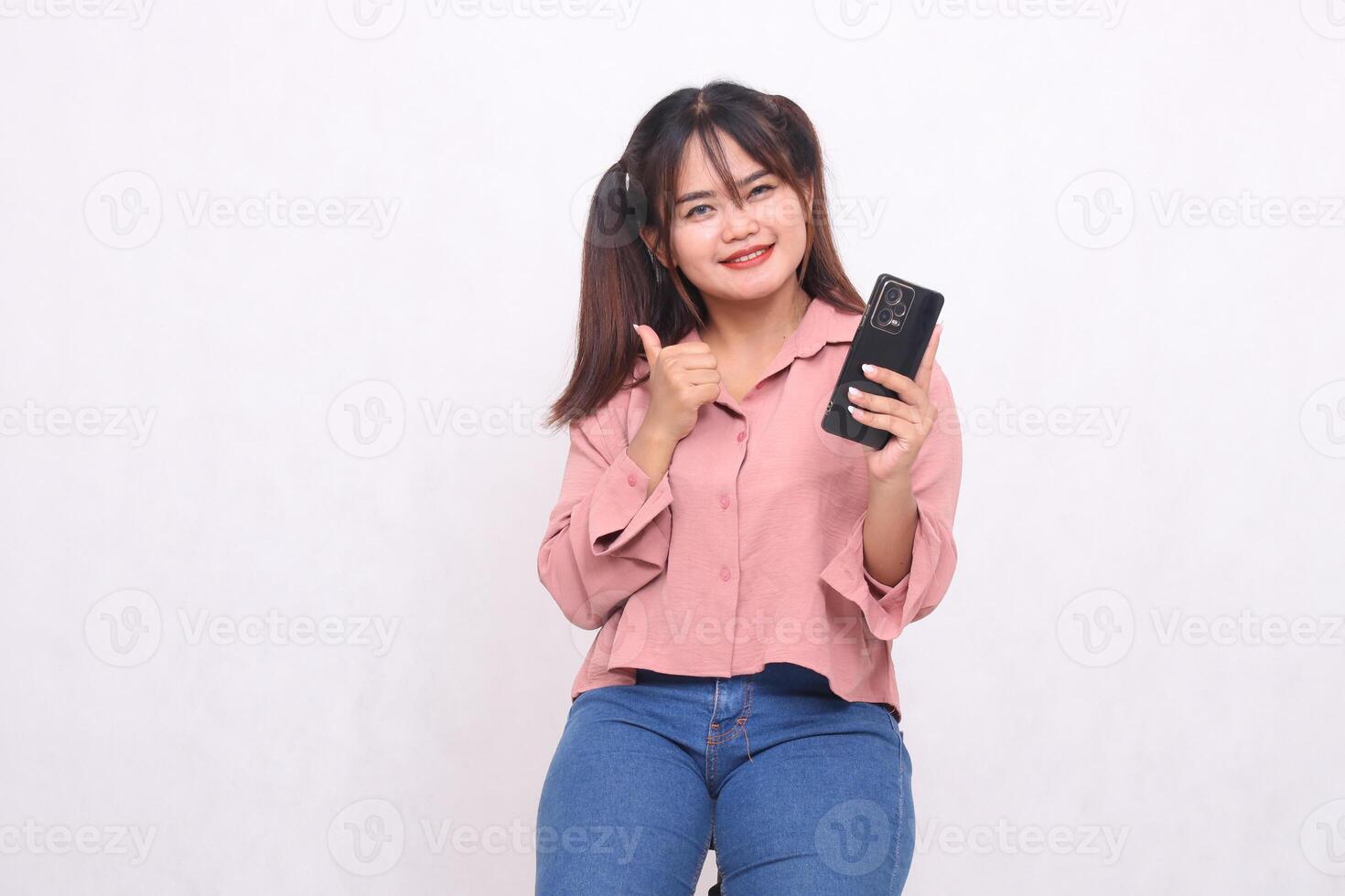 attività commerciale, finanza e opera miglioramento progetto riuscito asiatico uomo d'affari allegro professionale elegante donna Tenere mobile Telefono Sorridi va bene cartello guardare a telecamera in posizione verticale su bianca sfondo foto