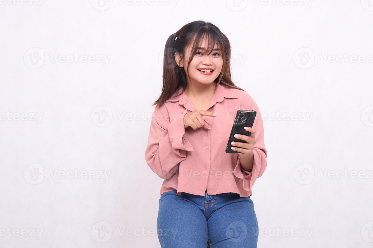 attività commerciale, finanza e opera miglioramento progetti riuscito asiatico uomo d'affari allegro professionale elegante donna Tenere mobile Telefono puntamento a aggeggio ridendo su bianca sfondo foto