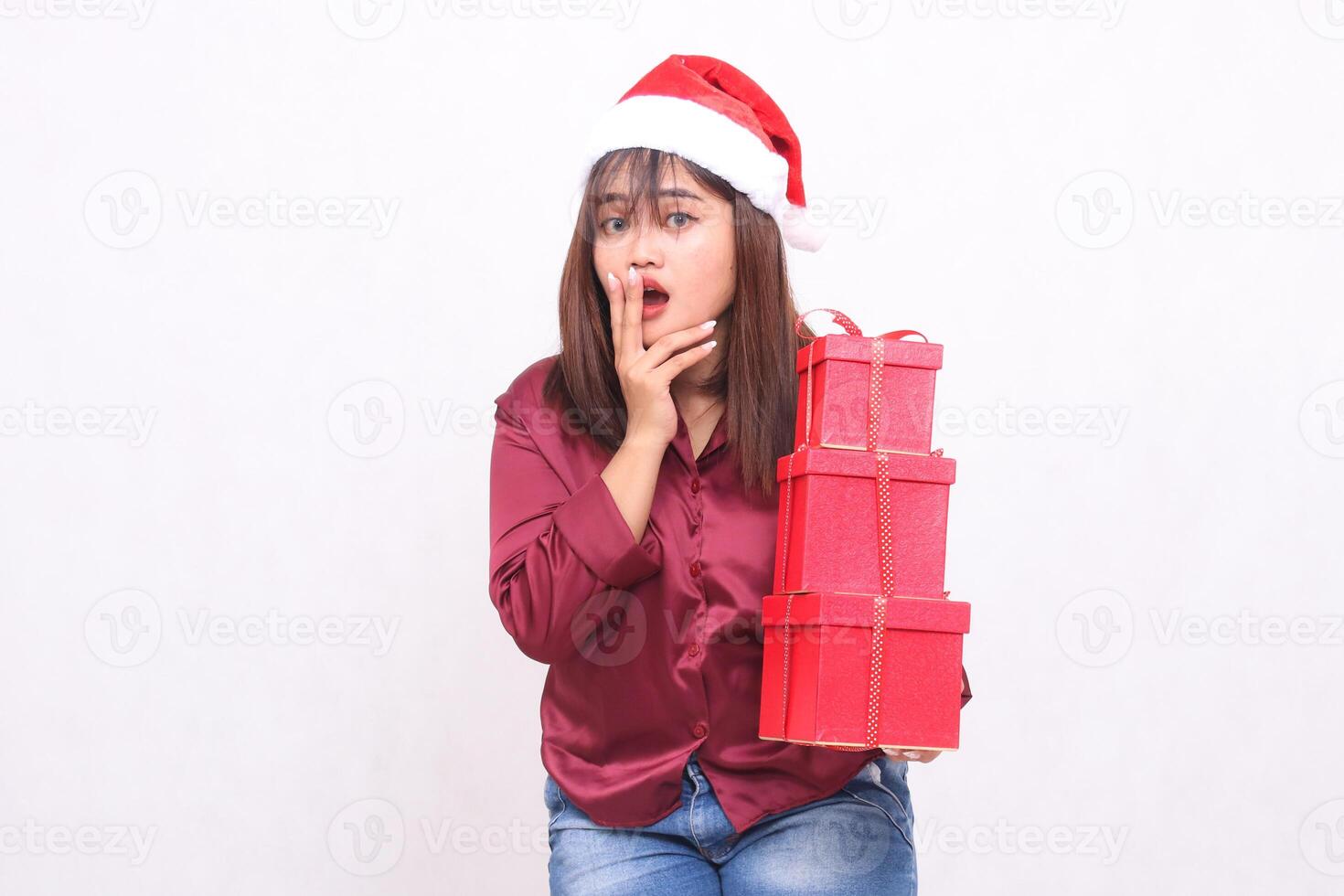 bellissimo giovane sud-est asiatico ragazza sorridente trasporto 3 scatole di i regali a Natale indossare Santa Claus cappello moderno rosso camicia attrezzatura molto sorpreso bianca sfondo per promozione e pubblicità foto