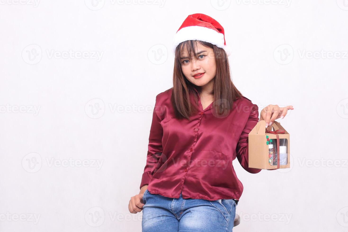 bellissimo giovane donna sud-est Asia innocente Sorridi trasporto regalo ostacolare a Natale indossare Santa Claus cappello moderno rosso camicia attrezzatura bianca sfondo per promozione e pubblicità foto