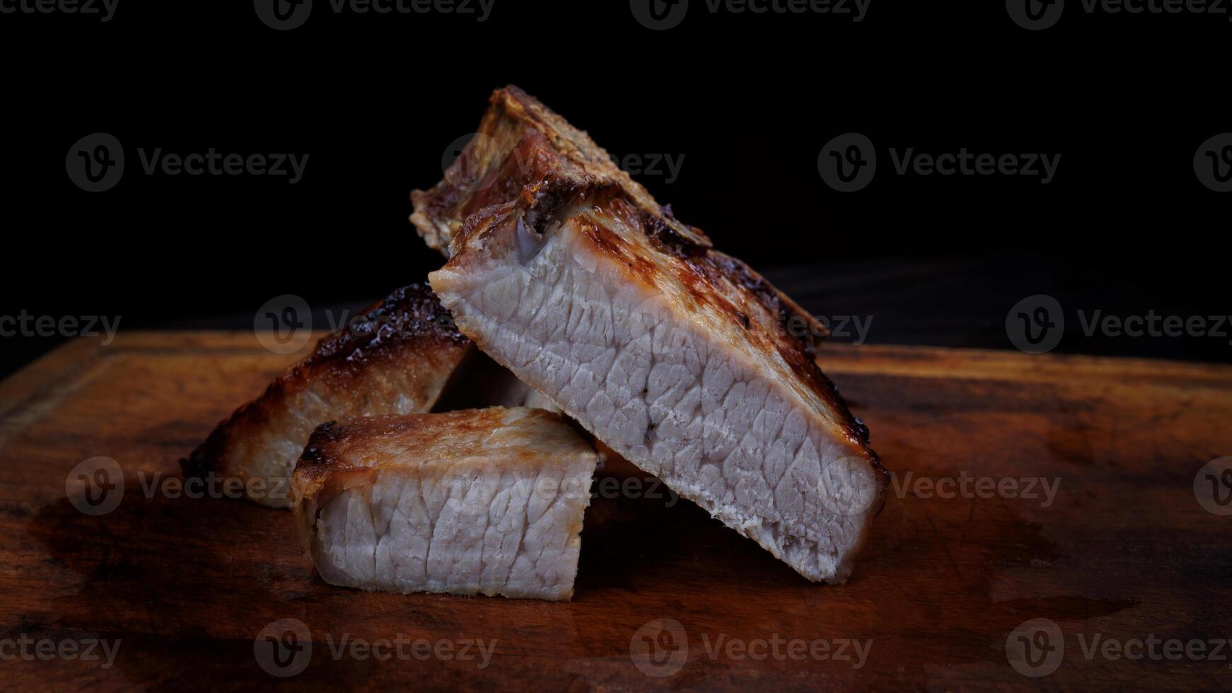 arrostito Maiale entrecote tagliare in pezzi su un' di legno taglio tavola. grigliato Maiale entrecôte. Maiale bistecca. foto