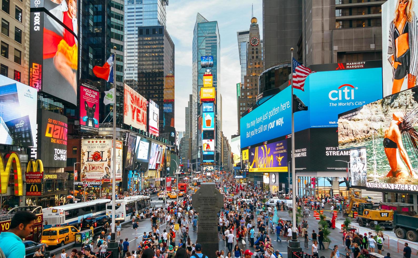 new york city, usa - 21 giugno 2016. persone e famosi pannelli pubblicitari a led in times square, simbolo iconico di new york city foto