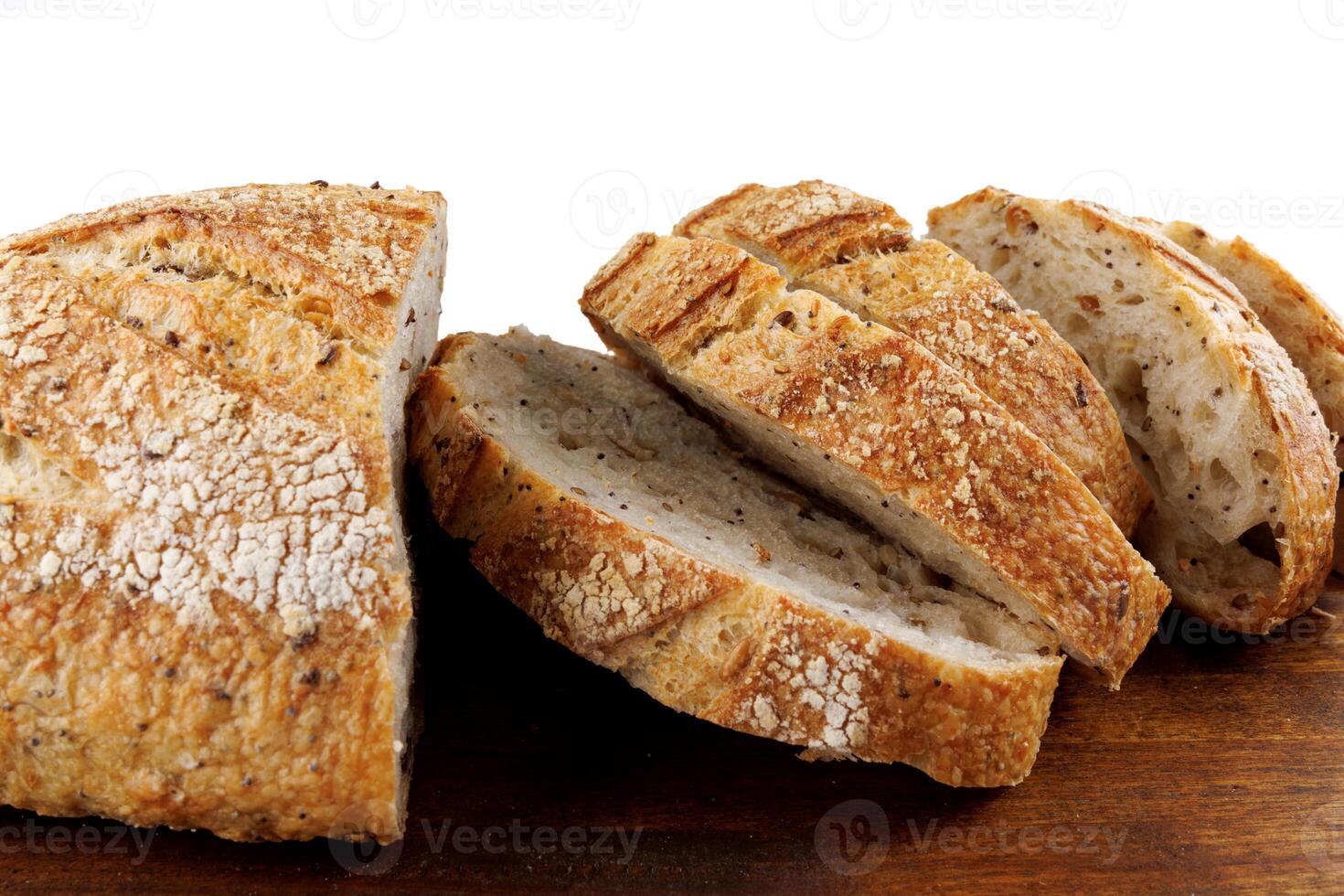 tagliare pagnotta con semi su un' di legno tavola su un' bianca sfondo. affettato pezzi di pane. arte pane. foto