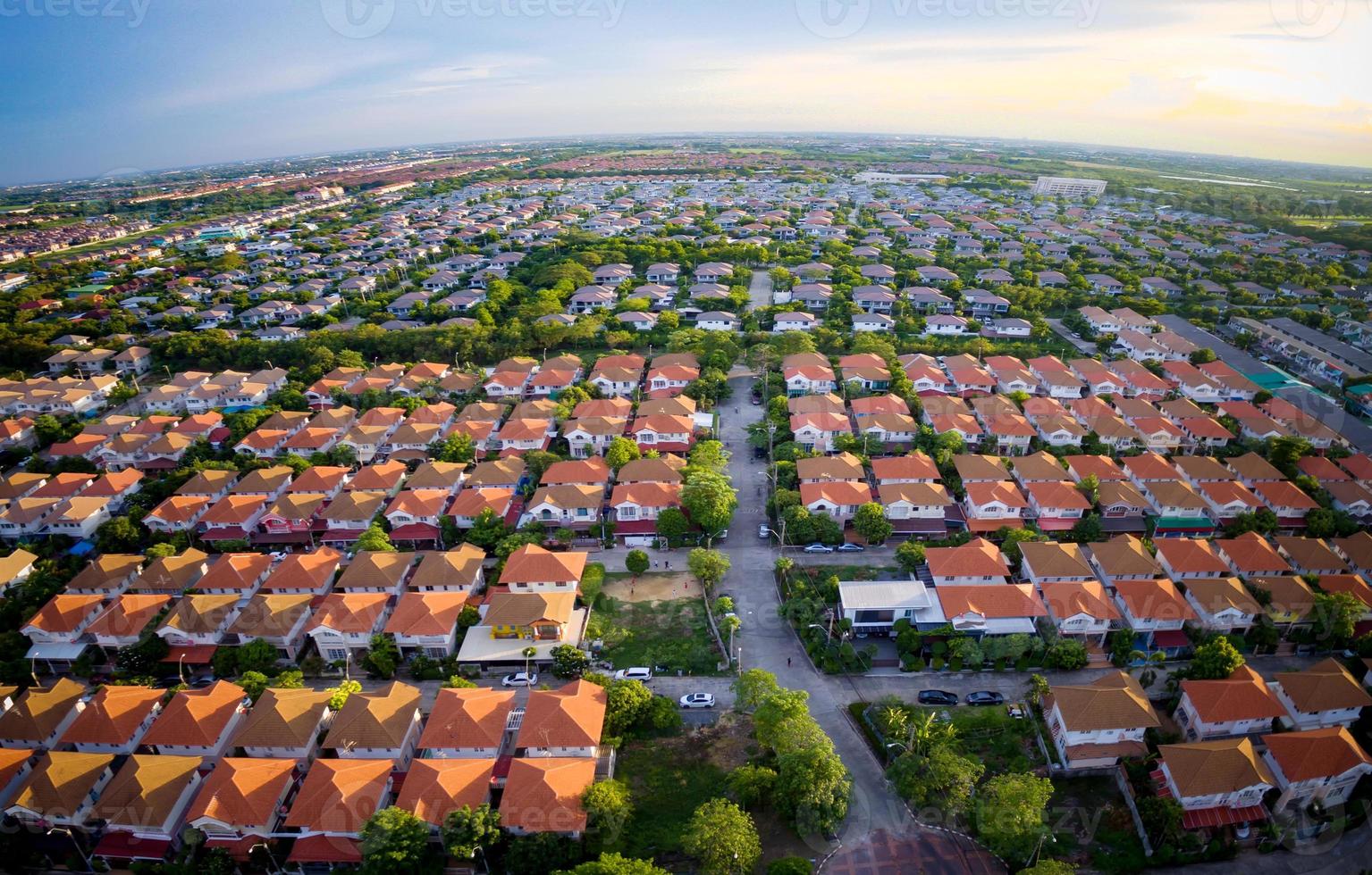 vista aerea del villaggio di casa grandangolare a bangkok thailand foto