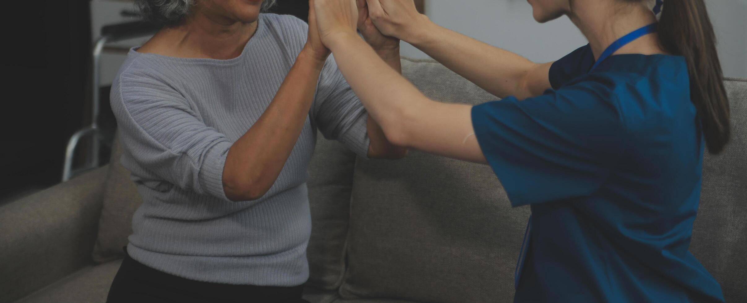 sorridente genere piacevole giovane femmina medico nel bianca uniforme visitare Disabilitato anziano maturo paziente a casa, chiede di Salute condizione a verifica incontro, geriatrico assistenza sanitaria Aiuto concetto. foto