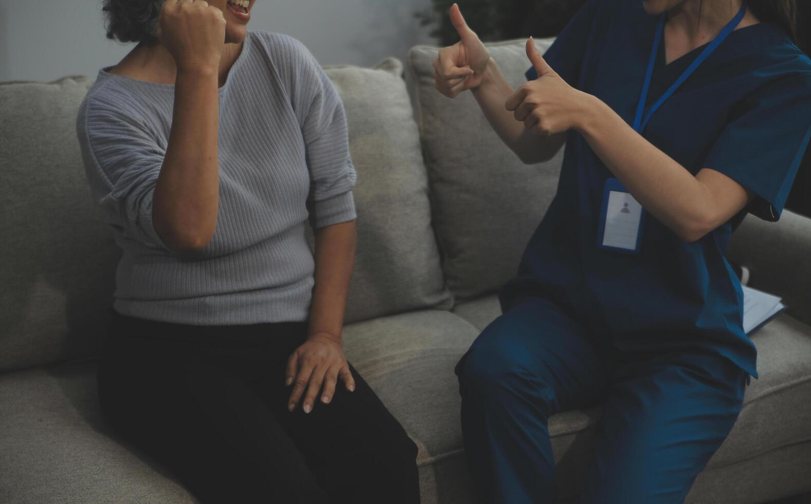 sorridente genere piacevole giovane femmina medico nel bianca uniforme visitare Disabilitato anziano maturo paziente a casa, chiede di Salute condizione a verifica incontro, geriatrico assistenza sanitaria Aiuto concetto. foto