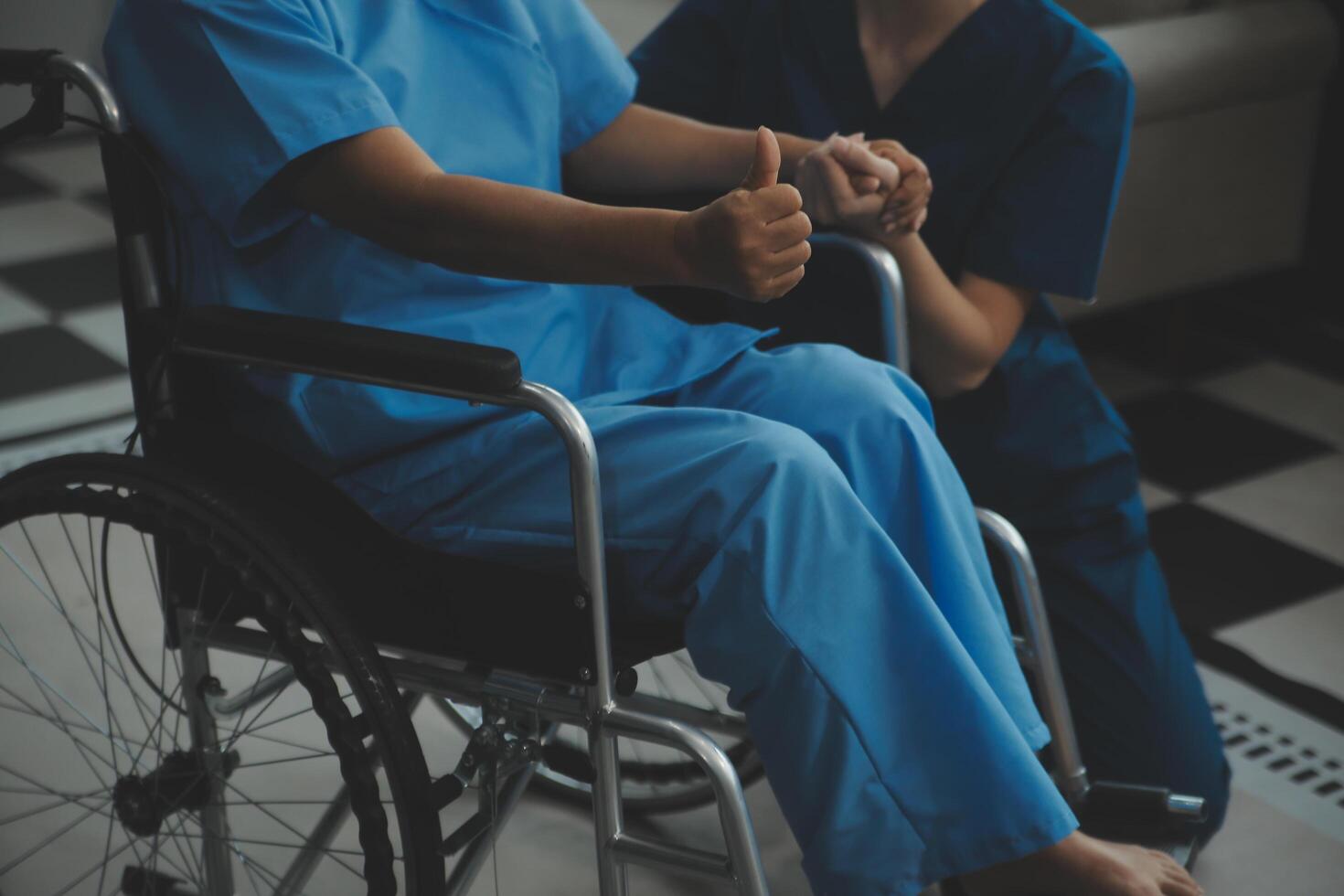 medico dando speranza. vicino su tiro di giovane femmina medico pendente inoltrare per sorridente anziano signora paziente Tenere sua mano nel palme. donna custode nel bianca cappotto supporto incoraggiando vecchio persona foto