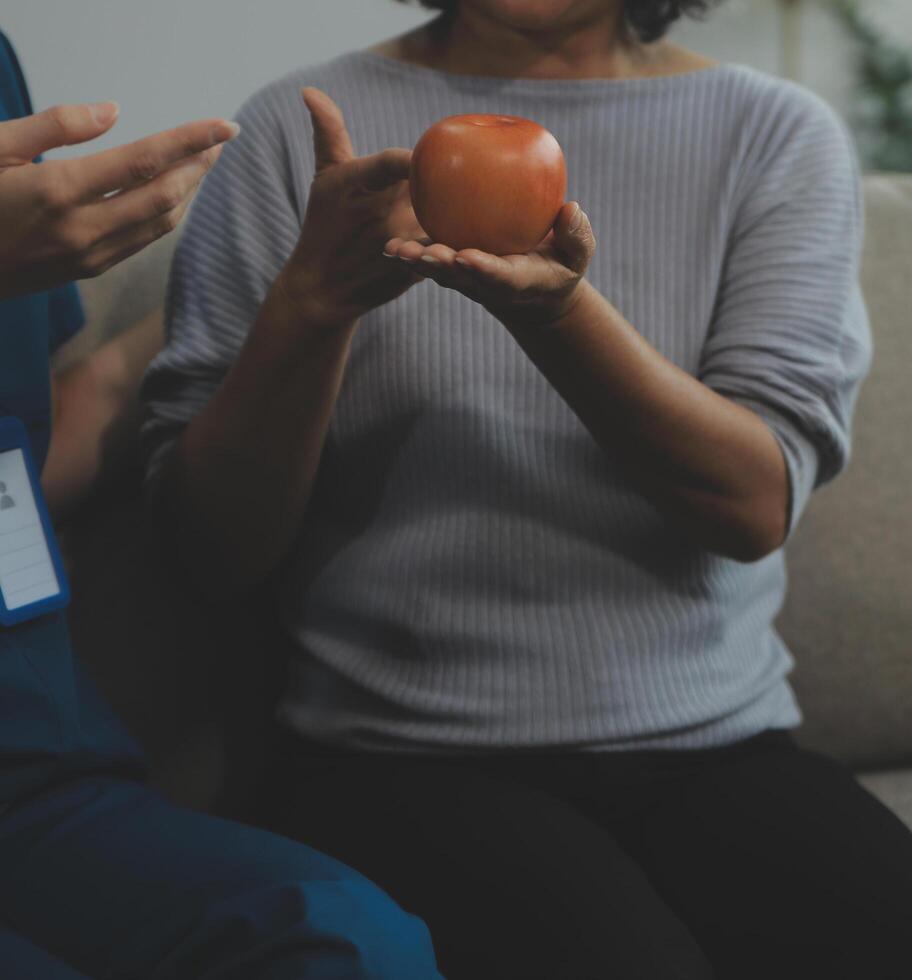 contento giovane femmina infermiera fornire cura medico servizio Aiuto supporto sorridente vecchio nonna a cura della casa medico visitare, signora badante medico dare empatia incoraggiare pensionato paziente sedersi su divano a casa ospedale foto