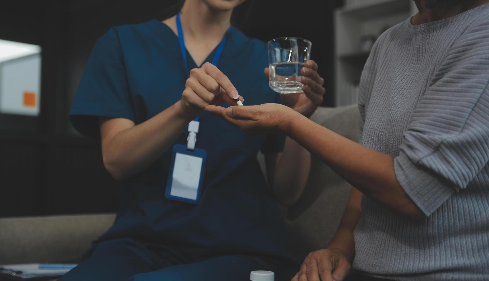 medici siamo dando consigli su medicazione per pazienti nel ospedale visita medica camere, trattamento malattie a partire dal specialisti e fornire mirati trattamento. concetti di medico trattamento e specialisti. foto