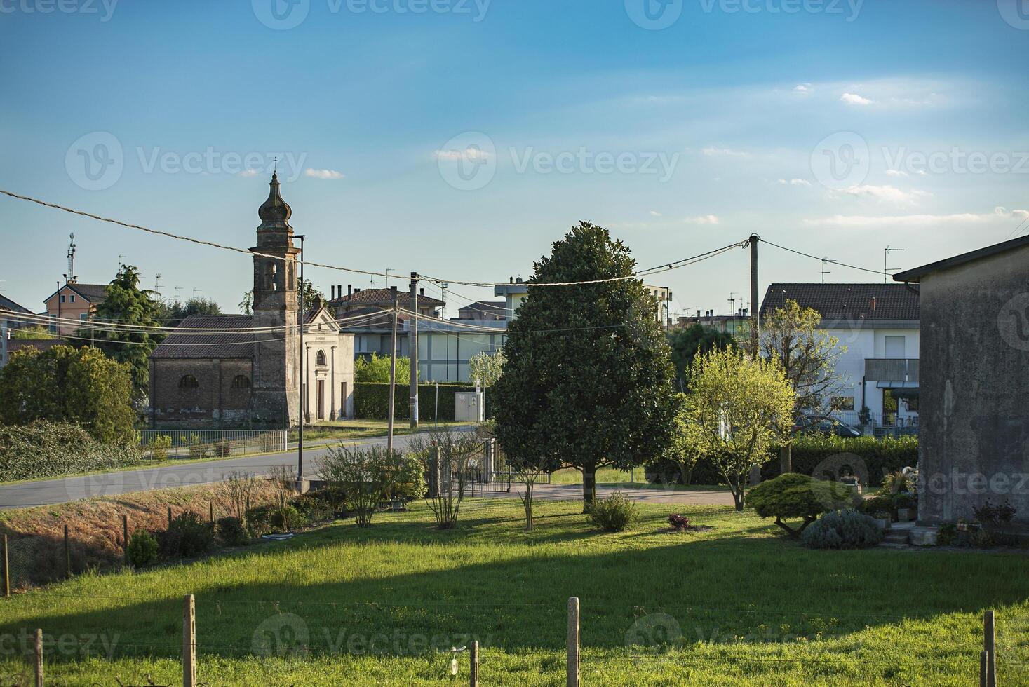 bellissimo giardino vicino il strada sotto un' blu cielo foto