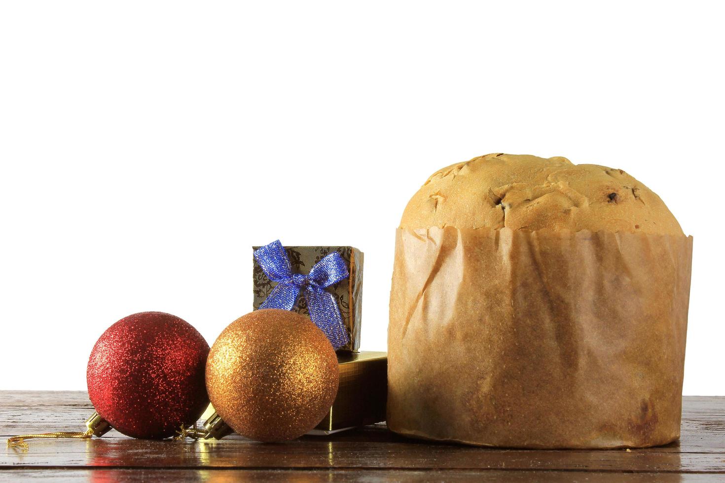 panettone, alimento decorativo, su tavola di legno, fondo bianco foto