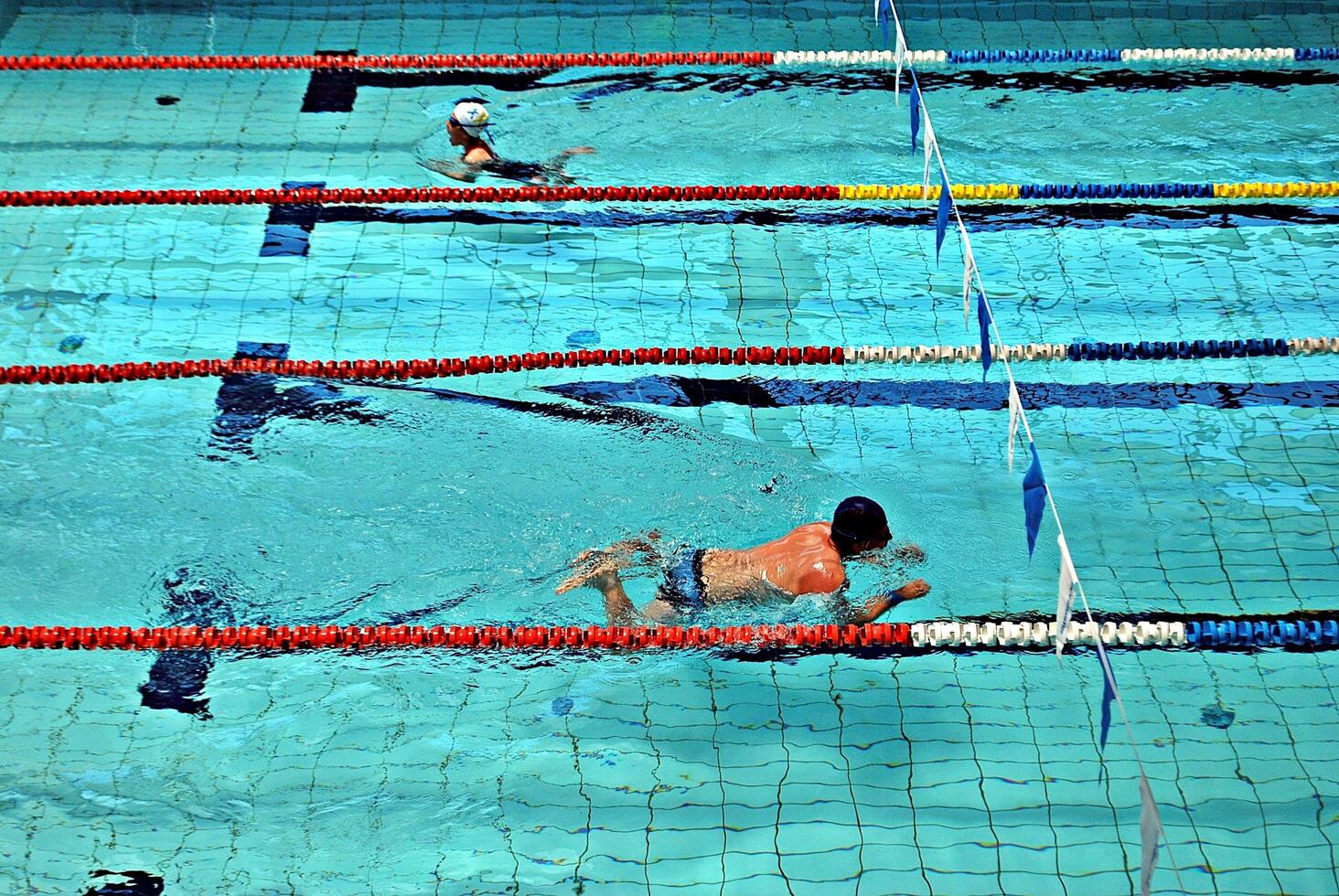 nuotare in piscina foto