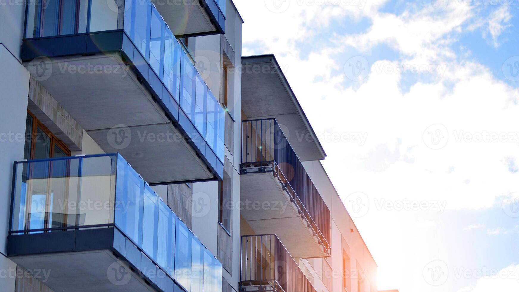 moderno appartamento edificio nel soleggiato giorno. esterno, Residenziale Casa facciata. Residenziale la zona con moderno, nuovo e elegante vivente bloccare di appartamenti. foto