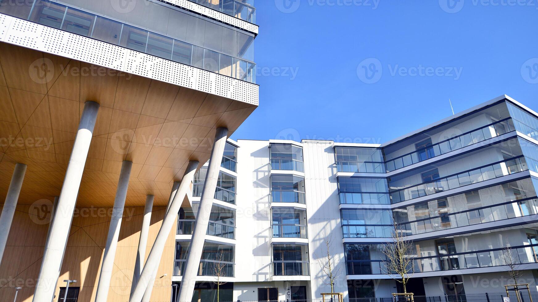 un' appartamento edificio con un' unico architettonico soluzione. un' moderno Residenziale edificio con un' bianca facciata e in piedi su alto calcestruzzo pilastri. foto