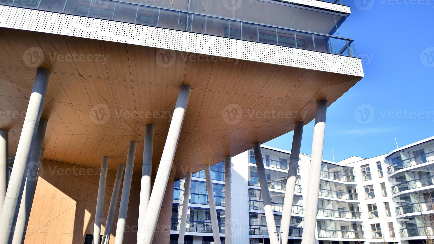 un' appartamento edificio con un' unico architettonico soluzione. un' moderno Residenziale edificio con un' bianca facciata e in piedi su alto calcestruzzo pilastri. foto