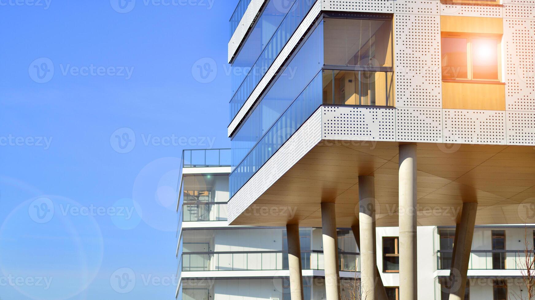 un' appartamento edificio con un' unico architettonico soluzione. un' moderno Residenziale edificio con un' bianca facciata e in piedi su alto calcestruzzo pilastri. foto