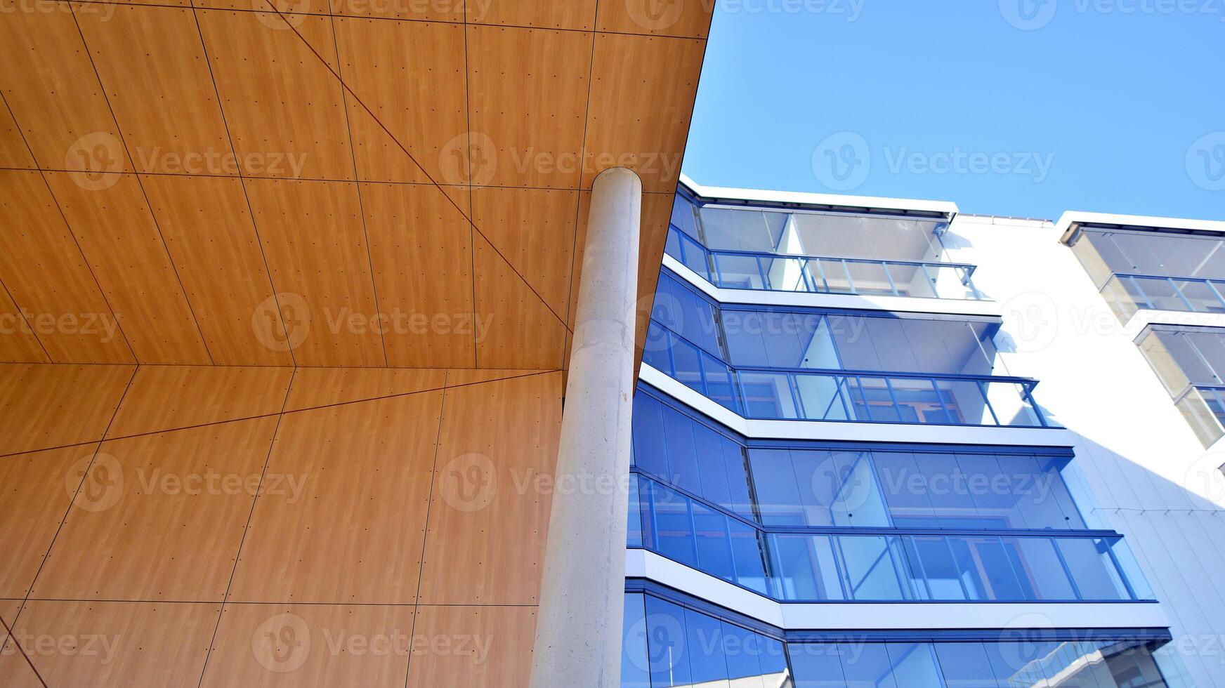 un' appartamento edificio con un' unico architettonico soluzione. un' moderno Residenziale edificio con un' bianca facciata e in piedi su alto calcestruzzo pilastri. foto