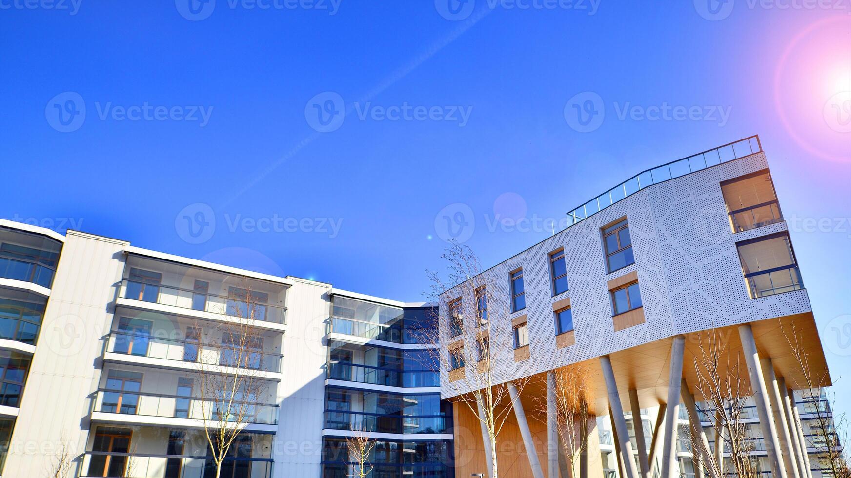 un' appartamento edificio con un' unico architettonico soluzione. un' moderno Residenziale edificio con un' bianca facciata e in piedi su alto calcestruzzo pilastri. foto