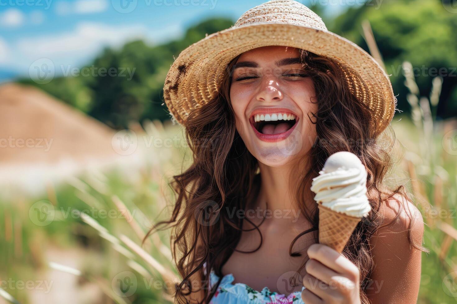 ragazza turista ride e detiene ghiaccio crema su estate vacanza su il strada. bellissimo donna con Riccio lungo capelli nel un' spiaggia cappello sorridente su estate. rinfrescante dolce cibo foto