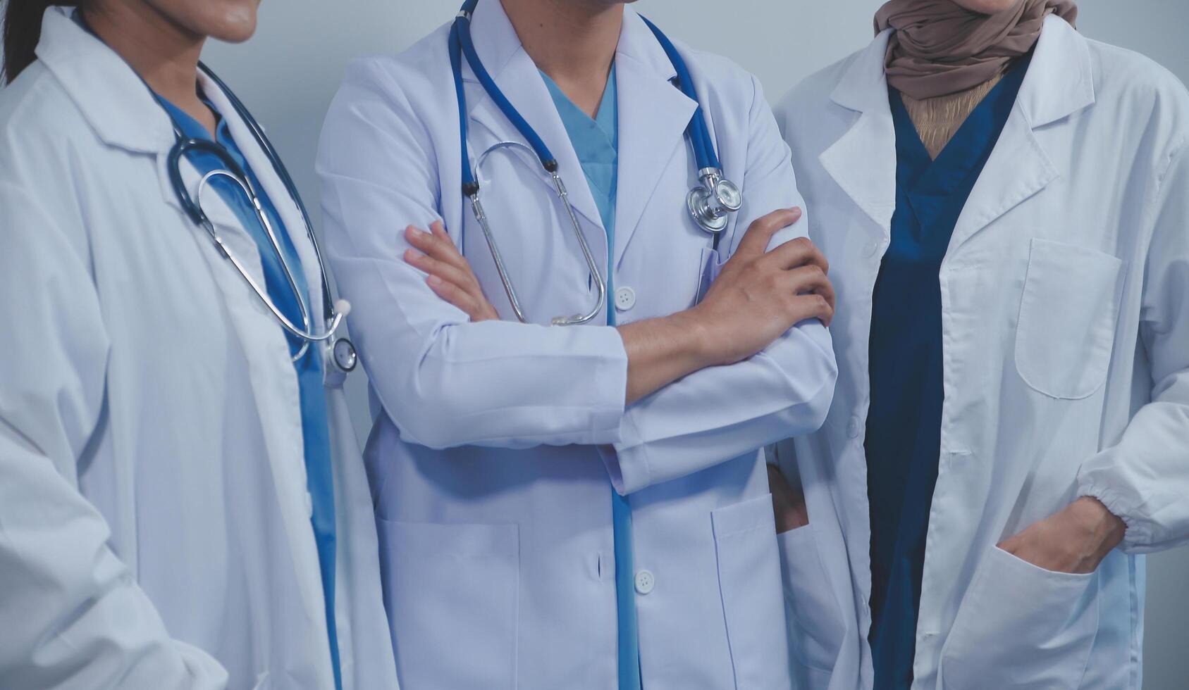 qualità assistenza sanitaria è tutti di mettendo il paziente a il centro. tiro di un' gruppo di medico professionisti avendo un' discussione nel un' Ospedale. foto