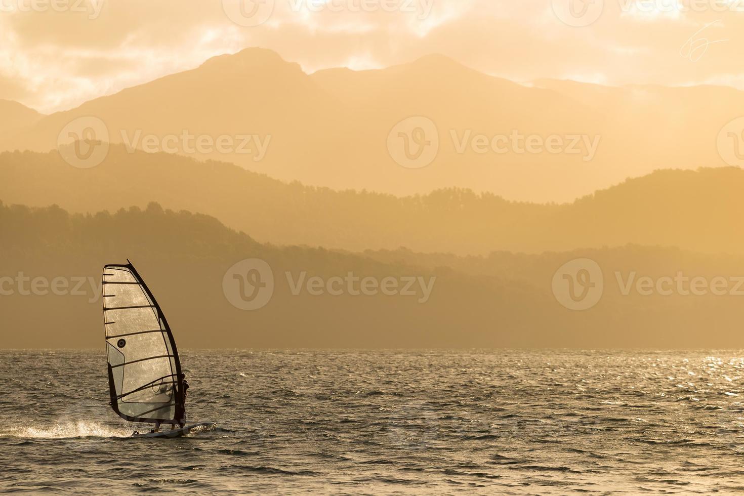 windsurf nel paesaggio delle montagne foto