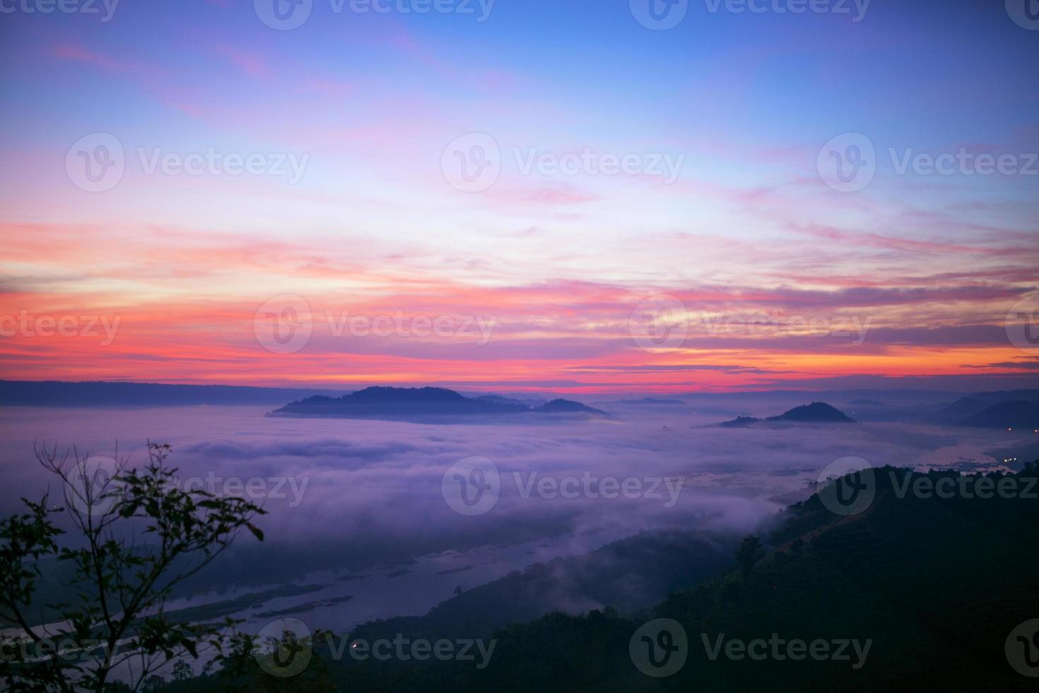 paesaggio crepuscolo nebbia all'alba di un passaggio di alta montagna al fiume mekong tra thai - laos. foto