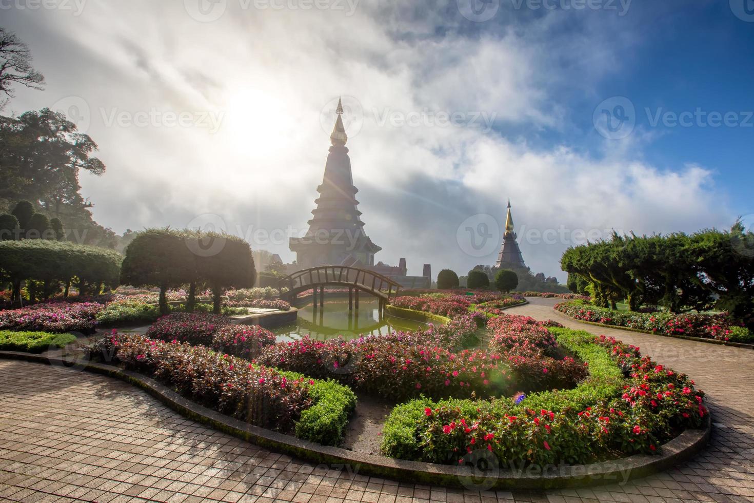 thailandia chiang mai, doi inthanon stupa buddista punto di riferimento turistico del nord thailandia. bei paesaggi veduta aerea. foto