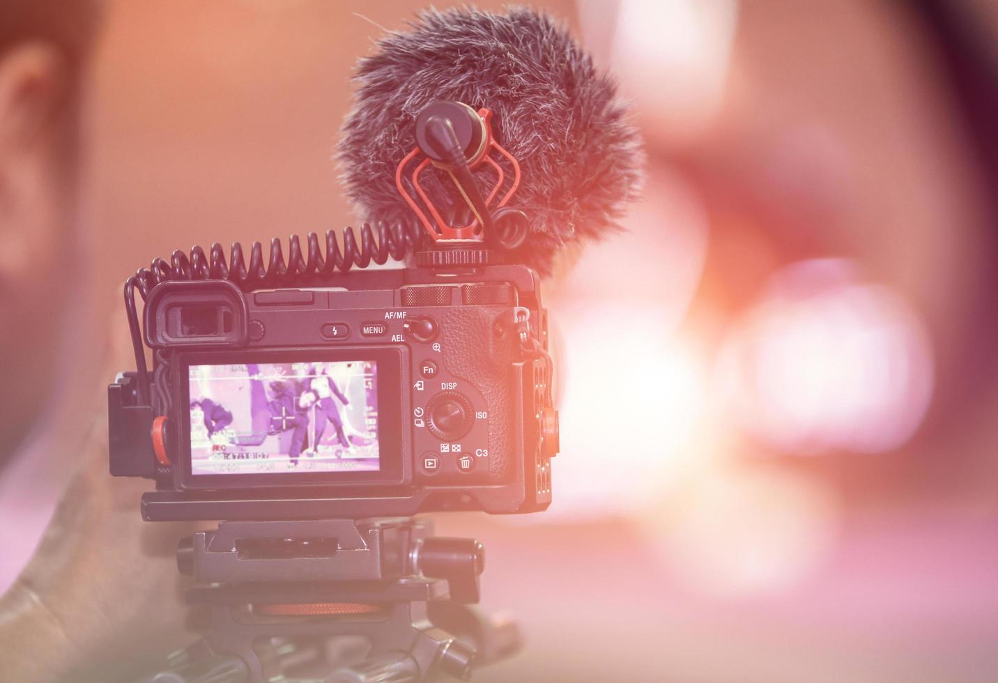 cinematografia che lavora in caso con il creativo e il cameraman utilizzando la fotocamera reflex digitale che riprende quell'evento. foto