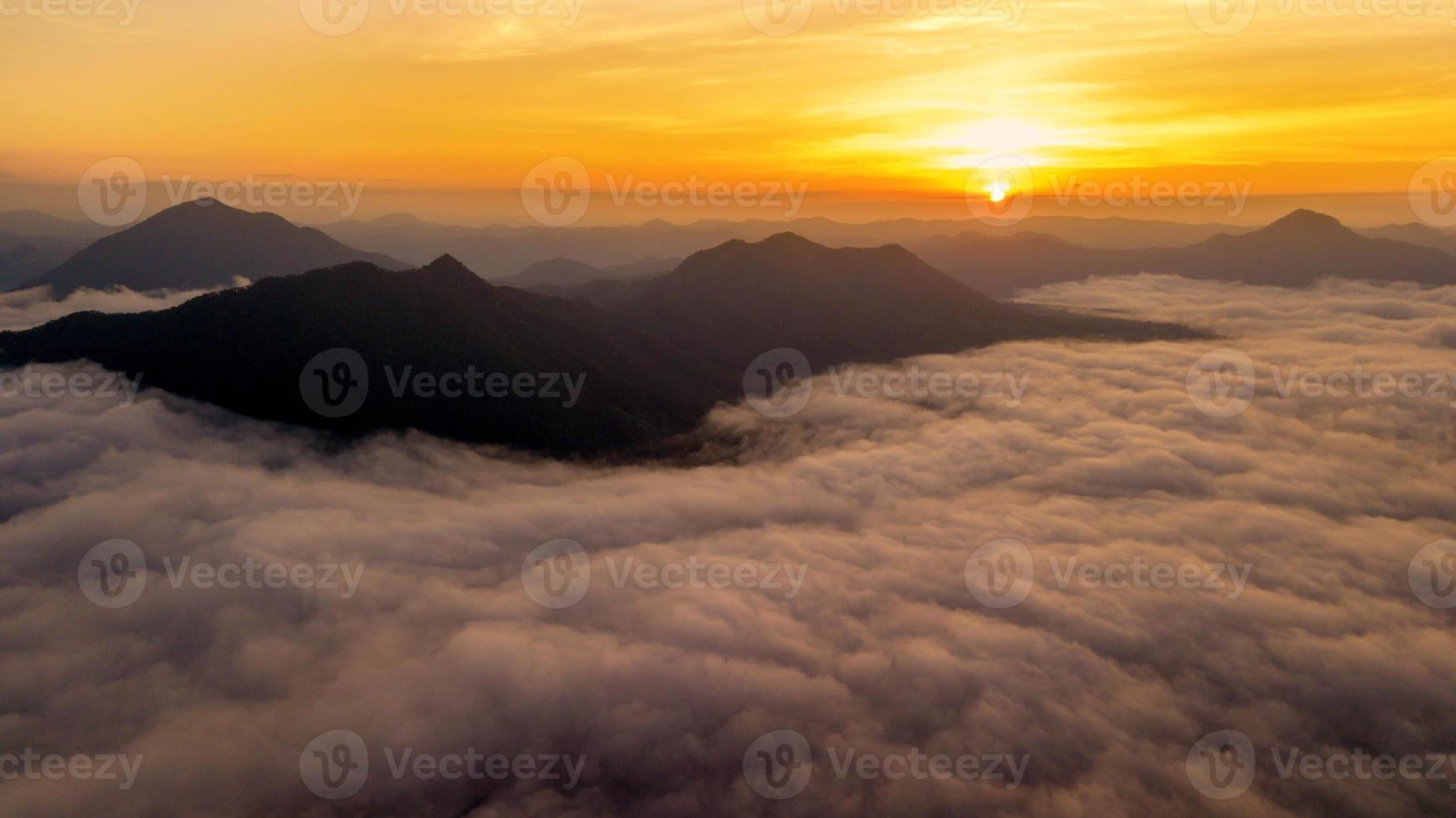 alba vista aerea paesaggio nebbioso da drone fly. questo è il turismo di riferimento della provincia thailandese di chiang khan loei. foto