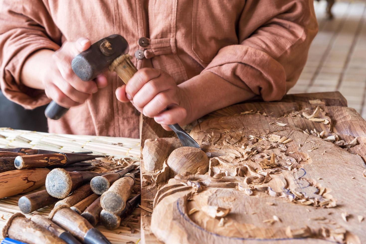 artigiano intaglio del legno. foto