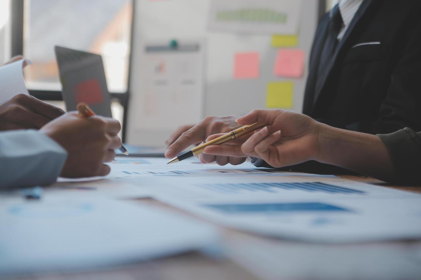 conferenza di lavoro, riunione del team di lavoro presente, colleghi investitori che discutono nuovi dati del grafico finanziario del piano sul tavolo dell'ufficio con laptop e tablet digitale, finanza, contabilità, investimenti. foto