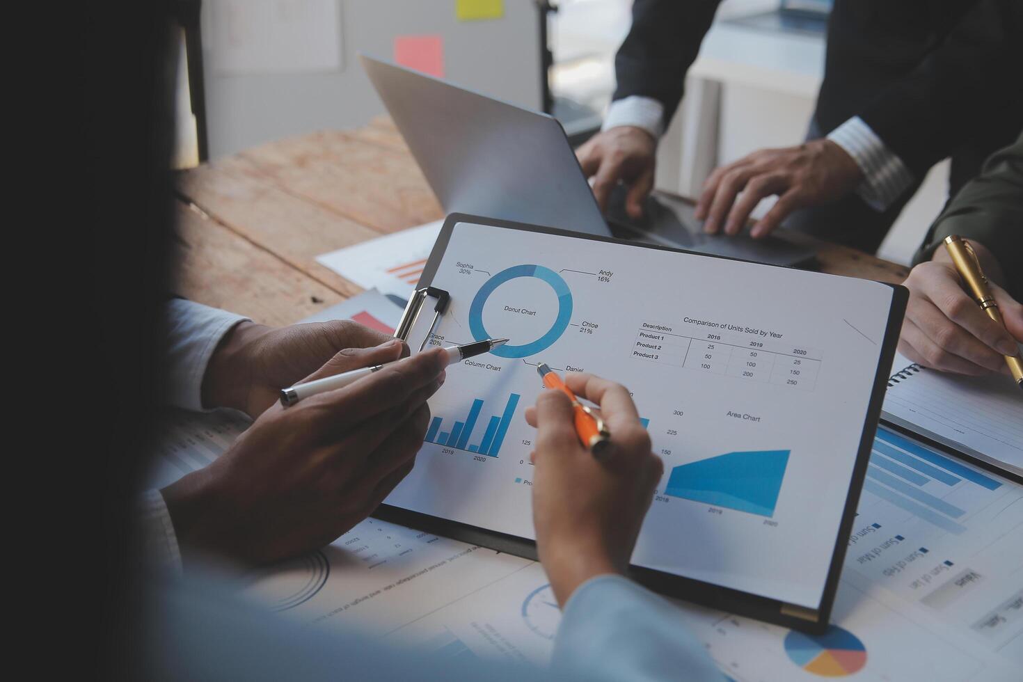 conferenza di lavoro, riunione del team di lavoro presente, colleghi investitori che discutono nuovi dati del grafico finanziario del piano sul tavolo dell'ufficio con laptop e tablet digitale, finanza, contabilità, investimenti. foto