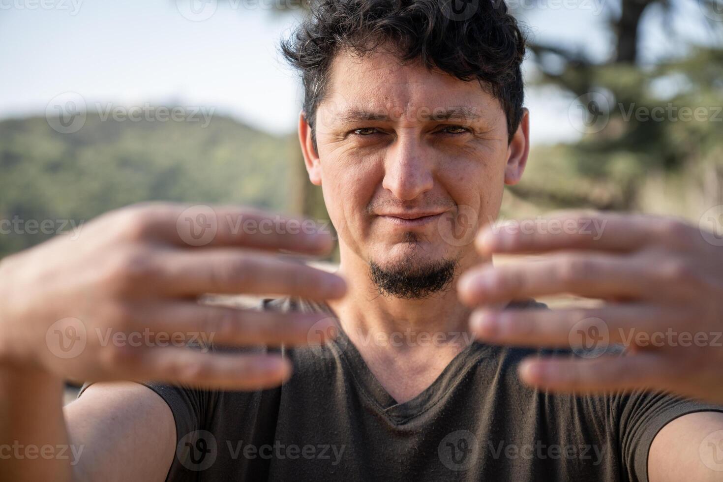 caucasico uomo pratiche albero abbracciare posa, un' chiave chi kung tecnica. avvicinamento sparo. foto