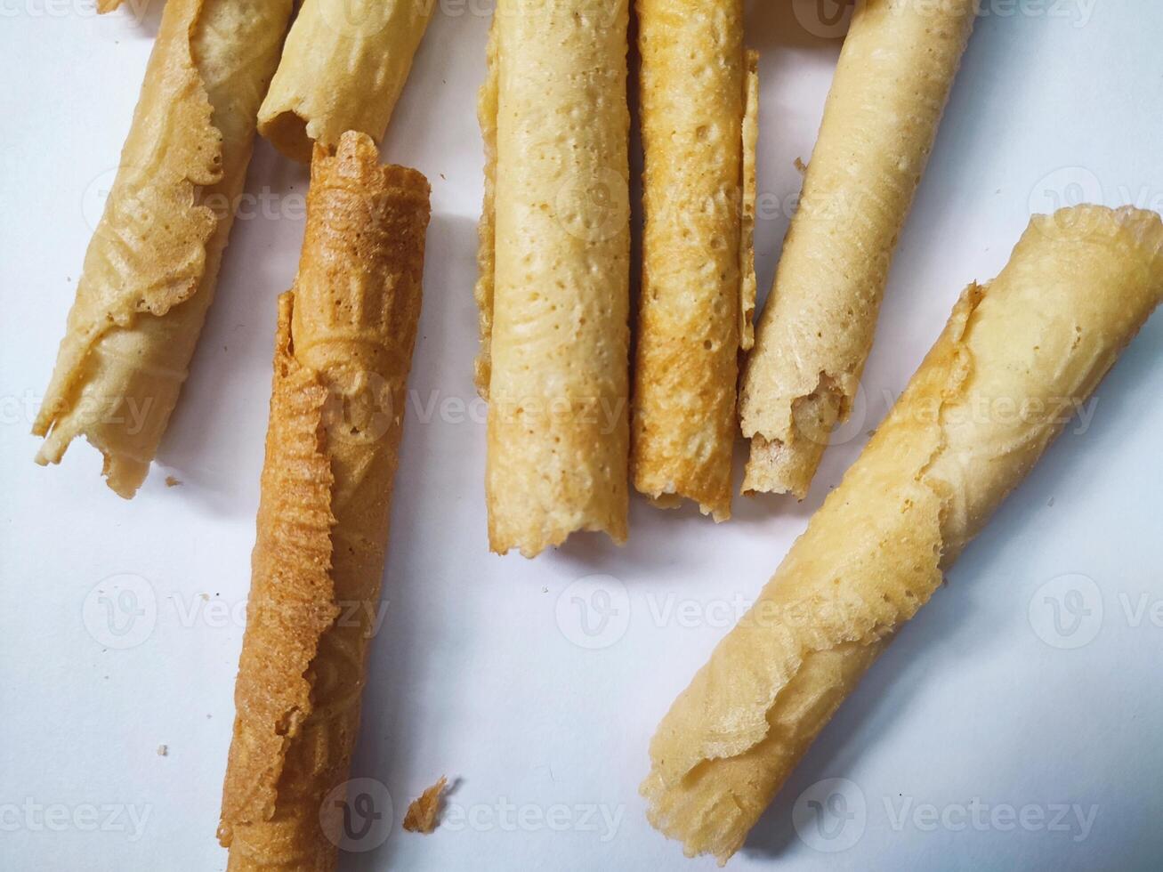 kue sempre o asiatico uovo rotolo. Questo è un' tradizionale indonesiano wafer o kuih merenda isolato su un' bianca sfondo foto