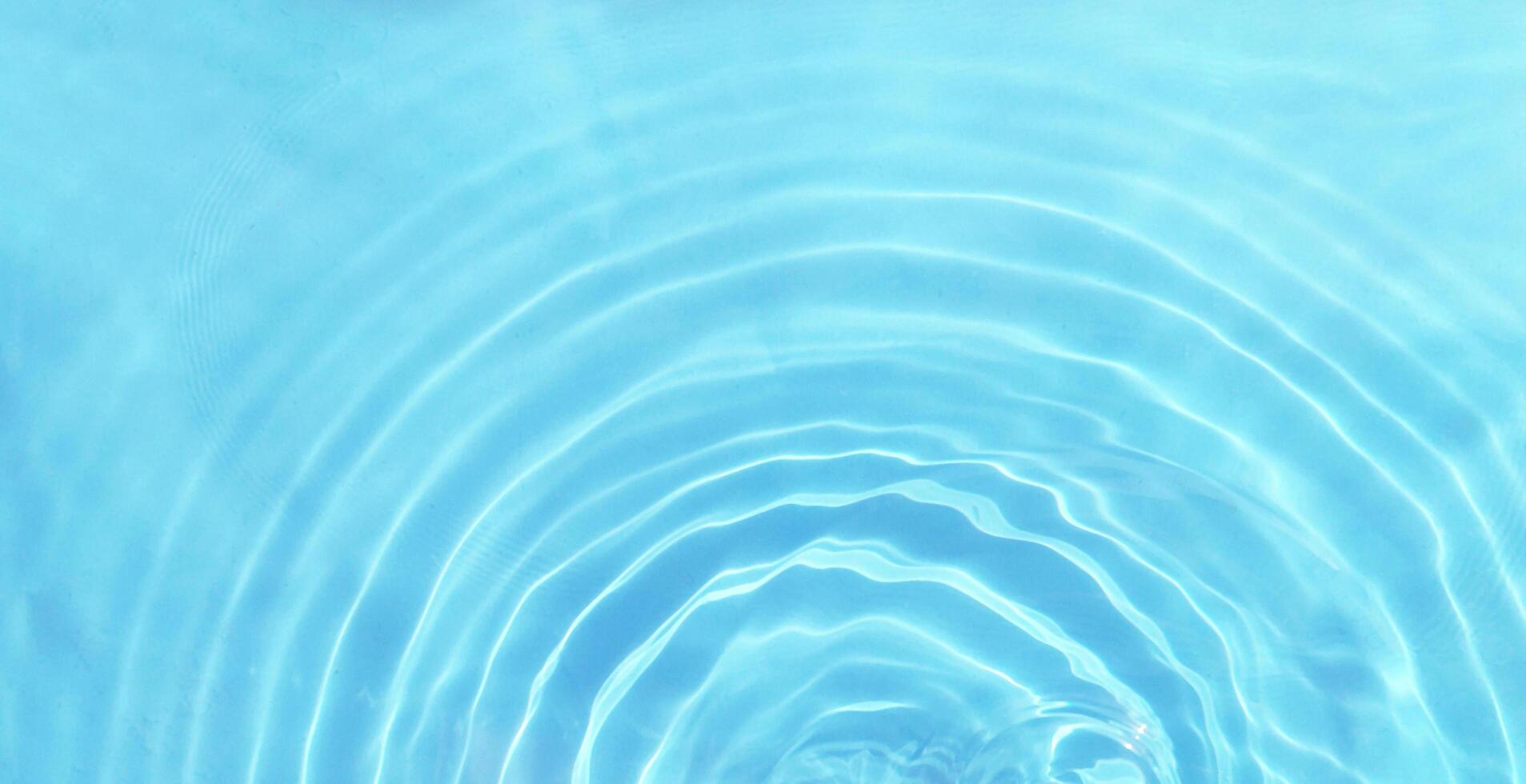 chiaro fresco acqua su leggero blu sfondo Visualizza a partire dal sopra foto