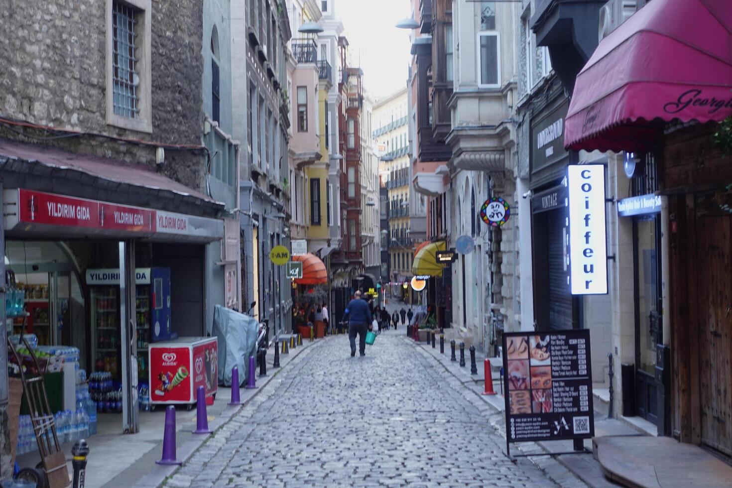 Istanbul, tacchino marzo 12 2023. bar memorizzare davanti nel vecchio città balat. foto