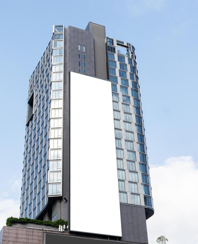 finto su bianca verticale grande guidato Schermo tabellone su Torre edificio con blu cielo sfondo .ritaglio sentiero per modello foto