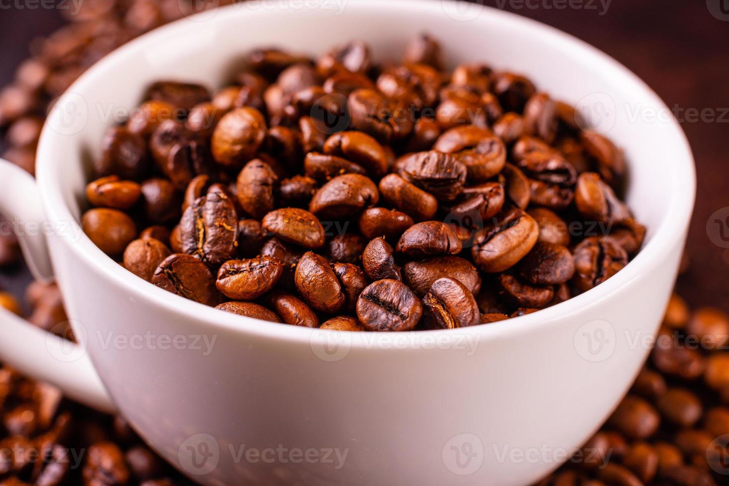 semi di caffè profumato su uno sfondo di cemento scuro foto