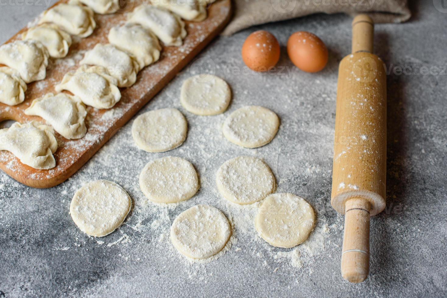 preparazione pasta e produzione di cerchi da pasta foto