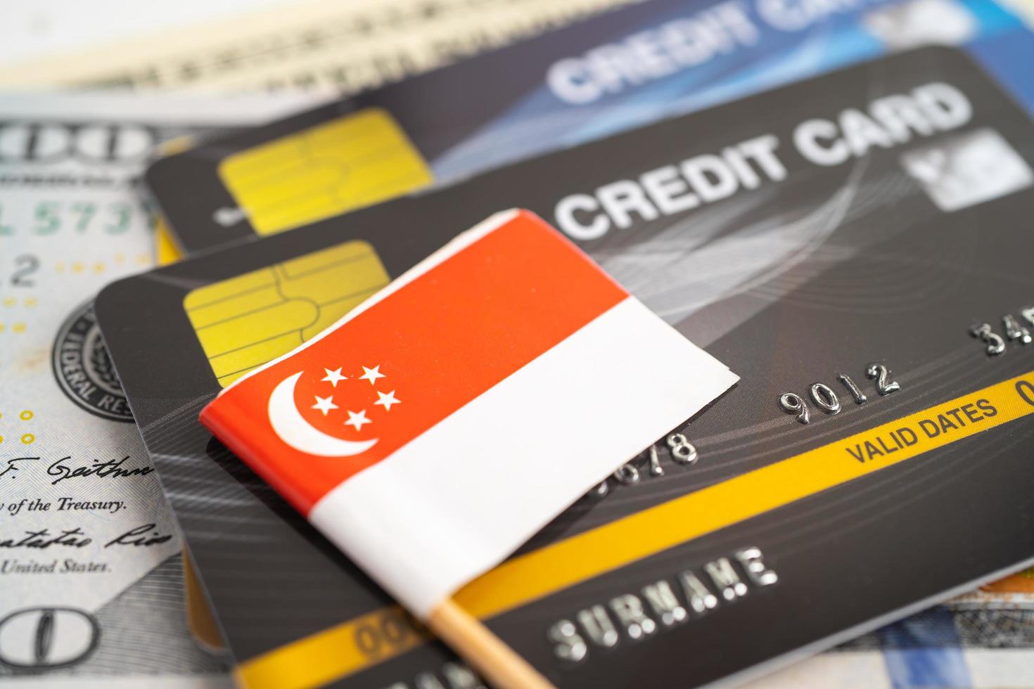 bandiera singapore su carta di credito. sviluppo finanziario, conto bancario, statistiche, economia dei dati di ricerca analitica degli investimenti, negoziazione di borsa, concetto di società di affari. foto