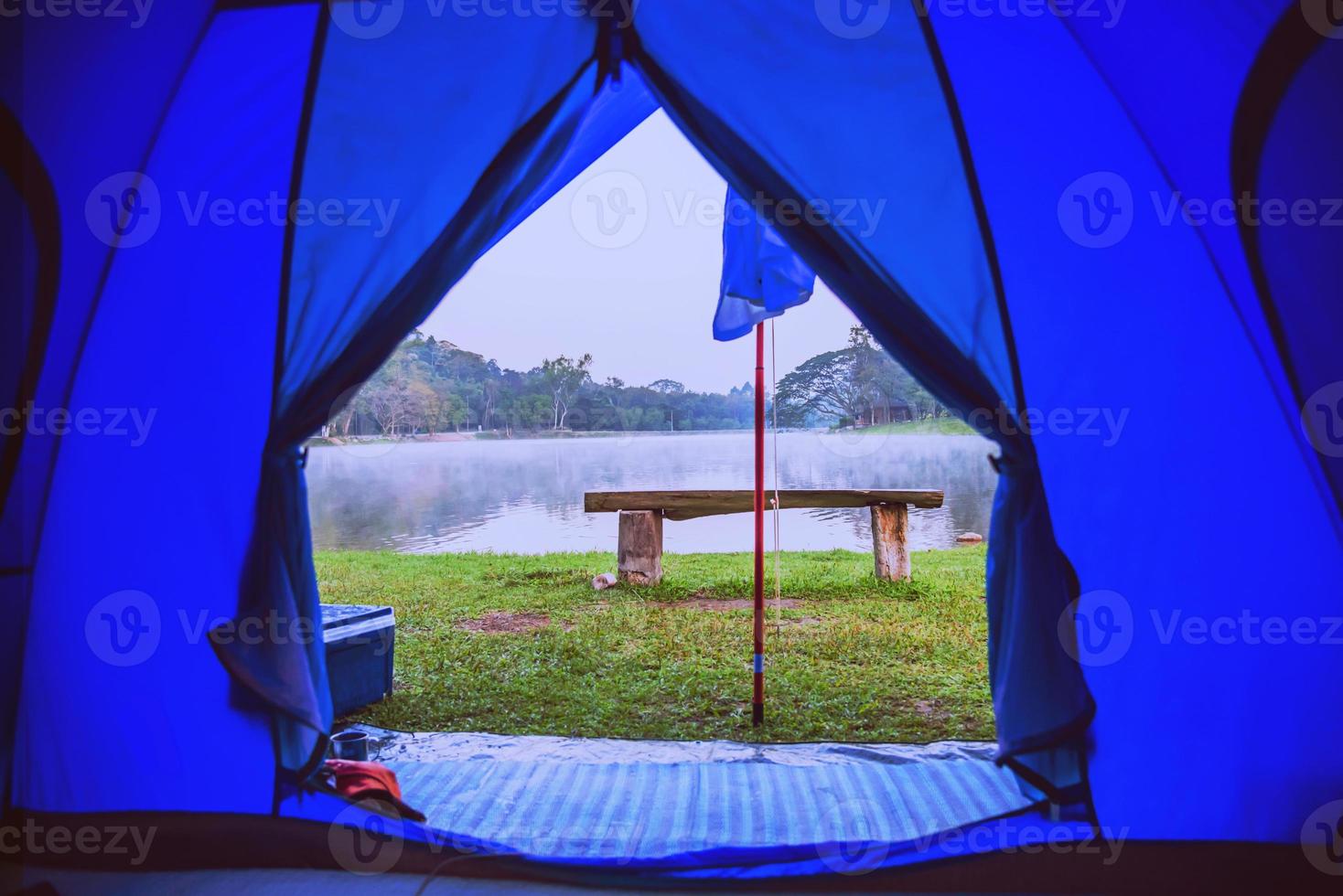 la vista all'interno della tenda all'esterno, con vista sul lago, viaggio in campeggio in riva al lago. natura di viaggio. viaggio relax, thailandia. foto