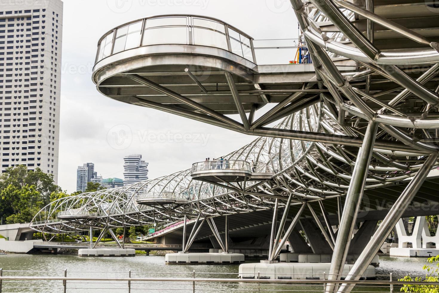 ponte elicoidale a singapore. paesaggio urbano con la baia di marina del ponte di metallo. foto