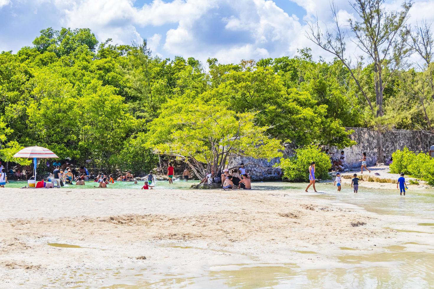 playa del carmen messico 28. maggio 2021 spiaggia tropicale messicana cenote punta esmeralda playa del carmen messico. foto