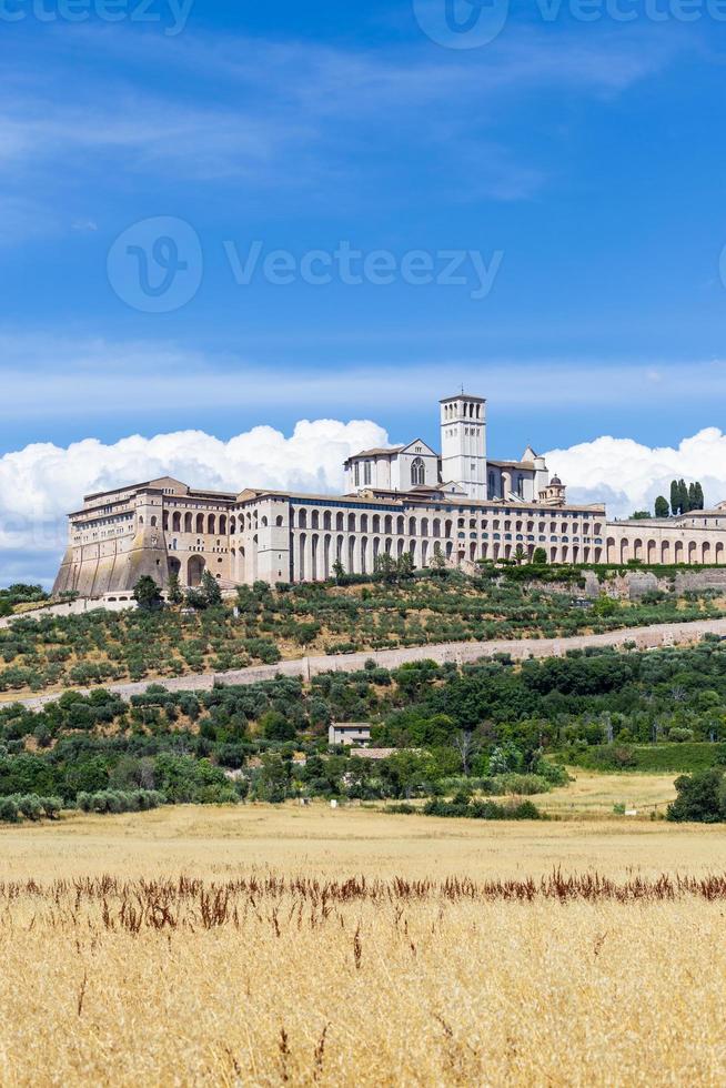 villaggio di assisi nella regione umbria, italia. la più importante basilica italiana dedicata a s. francesco - san francesco. foto